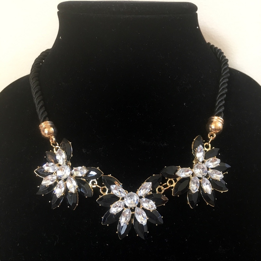 Statement Necklace Gold Plated Flower Design - Picture 3 of 8